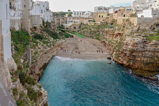 Blick auf die Bucht Lama Monachile, Polignano a Mare, Apulien