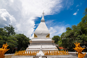 Fototapeta premium Phra That Si Song Rak (Dan Sai, Loei) , Memorial of ralationship of Thai Laos. Phrathat the famous white pagoda has no monks living inside it is landmark of Dan Sai District, Loei Province, Thailand