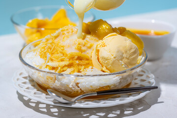 マンゴーとバニラアイスがトッピングされた台湾風ミルクかき氷