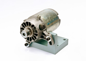 Obraz premium Detailed examination of a metallic electric motor mounted on a display stand