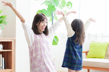 保育園児に運動を教える先生
