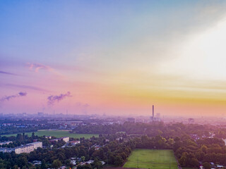 Ludwigshafen bei Nacht – Faszinierende Skyline mit beleuchteten Straßen und Verkehr