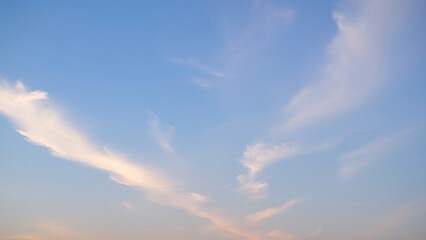 Obraz premium Serene Sunset Sky with Wispy Cirrus Clouds
