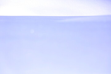 光と影が作る雪面の白い背景 © 写真小僧