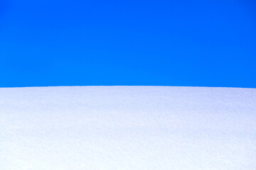 青い空と白い雪の美しいコントラスト