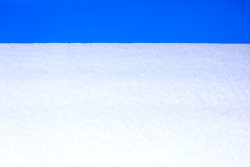 Fototapeta premium 青い空と白い雪の美しいコントラスト