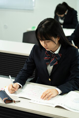 授業で勉強する高校の制服を着たアジアのティーンエイジャー