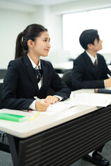 授業で勉強する高校の制服を着たアジアのティーンエイジャー