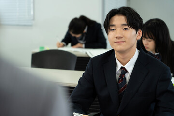 授業で勉強する高校の制服を着たアジアのティーンエイジャー