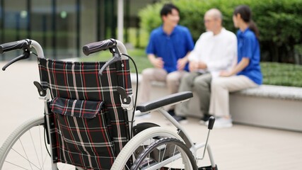 会話をする高齢者と介護士
