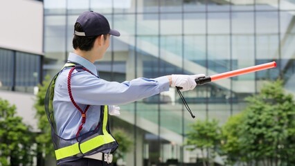 交通整理をする交通誘導員