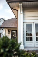 Fototapeta premium Elegant Home Exterior: Modern Architecture and Classic Design. Discover the beauty of this stunning house, featuring a captivating facade, exquisite details, and landscaping.