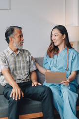 Obraz premium Senior man discusses care options with doctor