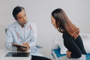 Obraz premium Caucasian woman complaining about her ailments to the doctor