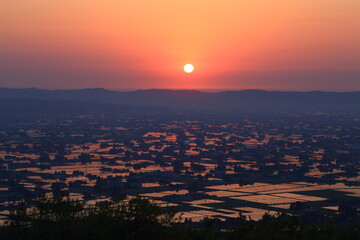 （とやまビューポイント）水田に映る、砺波平野の「散居村」夕陽の絶景！　5月

