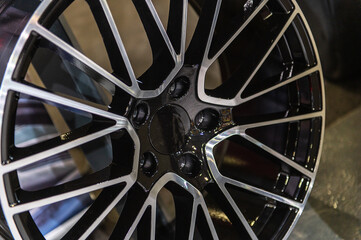 Black alloy wheels, aluminum disc sport with a carbon fiber cover. Light weight and modern cool...