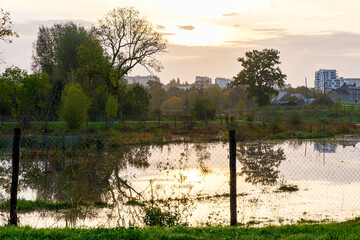 rennes pendant les inondations en 2024 et en 2025 avec de l'eau qui recouvre le terrain de foot...