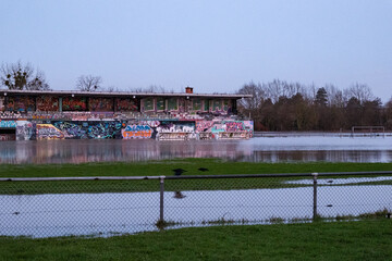 rennes pendant les inondations en 2024 et en 2025 avec de l'eau qui recouvre le terrain de foot...
