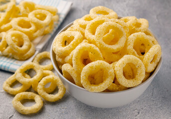 Corn rings of sticks with cheese and green onion flavor.