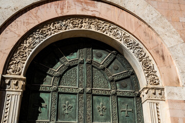 Obraz premium The entrance of an ancient church