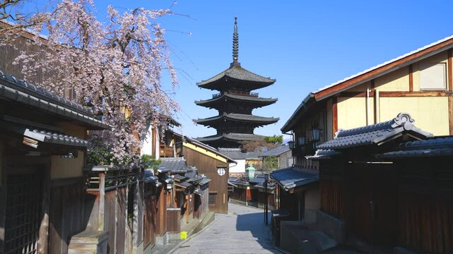 Sannenzaka Street view of Yasaka Pagoda Hokan-ji Temple in spring morning