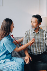 Obraz premium Female doctor listening to heartbeat