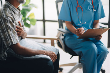 Obraz premium Female doctor discusses medication with patient