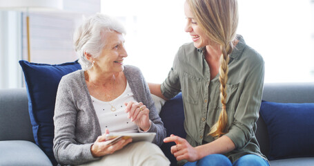 Obraz premium Elderly mother, woman or credit card with tablet for online shopping, internet banking or payment in home. Senior mom, family or tech on sofa for ecommerce, easy bill settlement or helping with smile