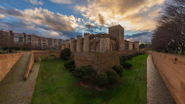 Timelapse castillo fortaleza de la Aljaferia en el atardecer 
