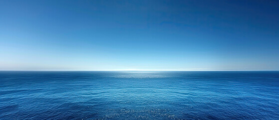Obraz premium Expansive view of serene ocean under clear sky during daylight