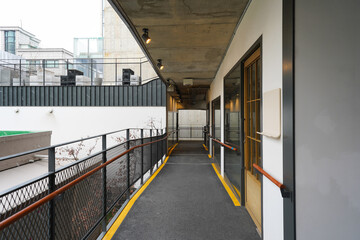 Obraz premium A modern building corridor with clean lines and balanced lighting, creating a sense of depth and perspective.