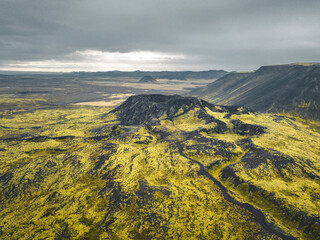 Vue aérienne d’un paysage volcanique spectaculaire en Islande, dominé par un cratère recouvert...