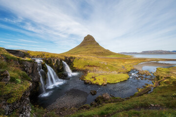 Le mont Kirkjufell, l’une des montagnes les plus emblématiques d’Islande, se dresse majestueusement au-dessus de la cascade de Kirkjufellsfoss. Ce paysage iconique, situé sur la péninsule de Snæfellsn