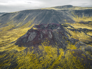 Cette vue aérienne spectaculaire d’un cratère volcanique en Islande met en évidence les...