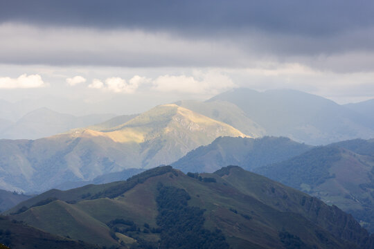 Bergpanorama Pyren&auml;en, Blick &uuml;ber die Gipfel
