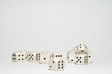Grupo de dados blancos con los numeros del 1 al 6.