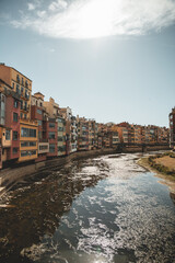 Casas cerca del rio en Girona