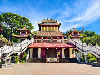 Obraz premium Ma-Cho Temple in San Fernando, La Union surrounded by lush greenery on a sunny day