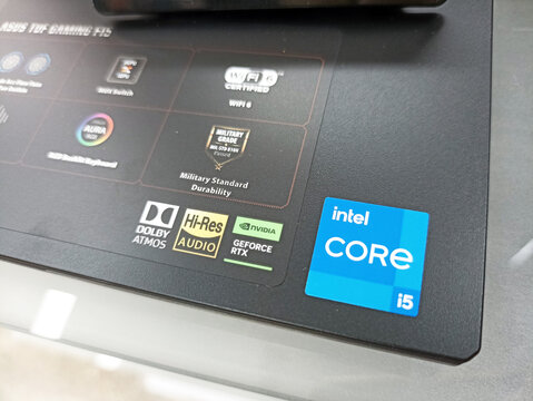 Laptop feature labels: intel core i5, nvidia geforce rtx, hi-res audio, dolby atmos