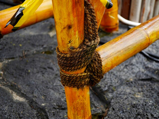 This rope knot skillfully binds two bamboo pieces together, creating a strong and secure connection