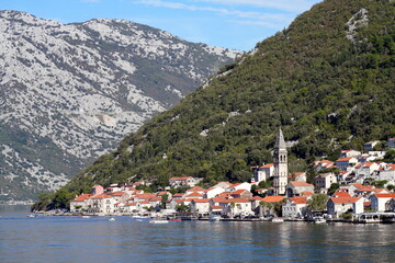 Landschaft, Berg, HImmel, Meer mit der Altstadt von Perast mit Kirche in der Bucht von Kotor,...