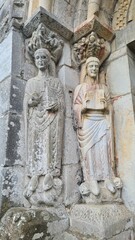 Obraz premium Sculptures à l'entrée de la basilique Saint-Just de Valcabrère