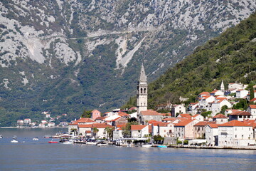 Altstadt von Perast mit Kirche am Meer in der Bucht von Kotor, Montenegro, Adria, Mittelmeer, mediterran