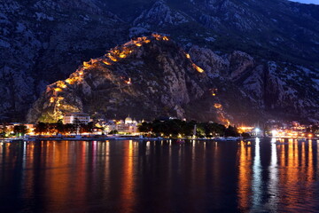 Anblick von Kotor (Montenegro) bei Nacht, Licht, Lichter, Meer, Stadt, Burg, Berg, Adria