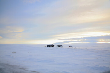 Baita tipica nella neve nel Finnmark, Norvegia del Nord.