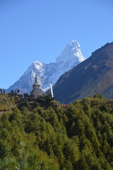 Fototapeta premium Hiking in the stunning Khumbu Valley surrounded by glaciars and snowy peaks in the Himalayan Everest Base Camp Trek