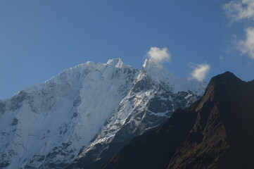 Obraz premium Hiking in the stunning Khumbu Valley surrounded by glaciars and snowy peaks in the Himalayan Everest Base Camp Trek