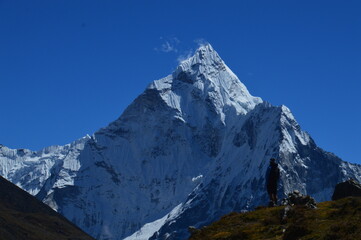 Fototapeta premium The stunning Himalayan Mountain ranges with snowy glaciars and breathtaking views of Mount Everest, Ama Dablam and Lhotse while trekking