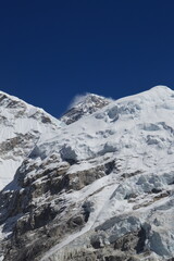 Obraz premium Mount Everest and the Khumbu Icefall Glacier as seen from the valley on the Everest Base Camp Trek, Nepal