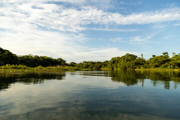 Passeio de barco por rio pantanal brasileiro ao entardecer 